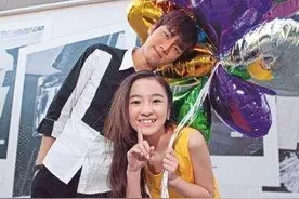24岁歌手爱上12岁小萝莉，相爱6年如今成年了两人结婚了图片