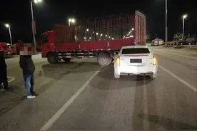 大货车跨过四条车道掉头引发事故图片