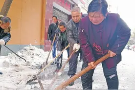 驻马店一老太太心美如玉 天天打扫小区卫生谁有难事出手相帮图片