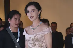 范冰冰粉色长裙美到发光 大展古典韵味获众人围拍图片