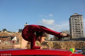 巴勒斯坦小女孩苦练杂技身姿柔软 梦想打破世界纪录图片