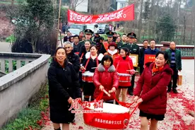 洪雅：功臣载誉返家乡 众乡亲夹道相迎图片