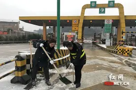 长沙：收费站全员除冰 还救出婚车送新郎去接亲图片