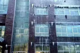 宁夏一环保局大楼被雾炮车喷成“冰雕” 环保部回应：有的地方在监测数据上动歪脑筋图片