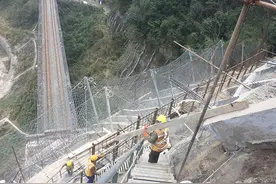 春运守护者｜广西“拆弹部队”：百米高空排危石防止砸到列车图片