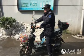 武汉一城管协管员为融雪防冻自制电动车“防滑神器”图片