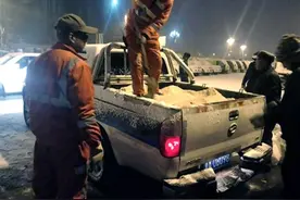 深夜，他们上街扫雪除冰图片