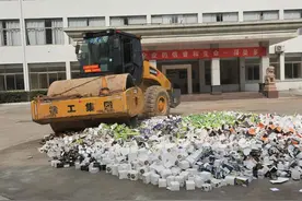 压路机碾毁80多箱渔线 喜曼多钓具“碎盘”保质量图片