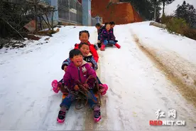 娄底：纵情冰雪世界 “小司机”漂移秀车技图片