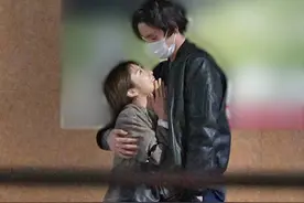 有实锤！福士苍汰恋情曝光 街上大方拥抱大3岁女友图片