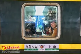 今年春运新疆铁路首趟加开列车开行图片