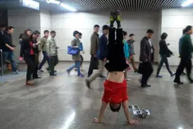 从2011到2018，从北京到上海，张尚武依然在地铁卖艺图片