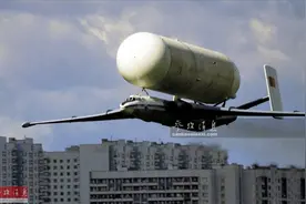 背驮44米长油箱！俄轰炸机魔改运输机图片