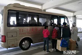 春运期间 石家庄机场为旅客提供空铁联运服务保障图片