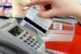 围观｜南宁一女子银行卡在手却被盗刷2万元 法院判银行赔1.6万图片