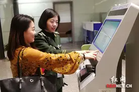 长沙边检站正式启用旅客出入境记录凭证自助打印设备图片