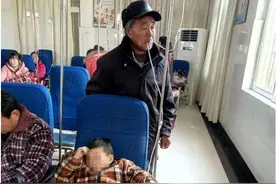 大冷天，他口含输液管站了两个多小时，一张照片感动全城人图片