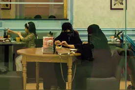 允许女性开车和现场看球赛之后，沙特允许女性在餐馆工作了图片