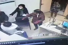 带咳嗽女儿看病欲插队遭拒后推搡辱骂医生，杭州一男子被行拘图片