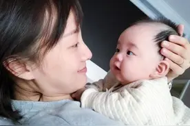 章龄之首公开二宝全脸照 与妈妈四目相交软香可爱图片