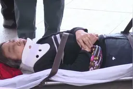 六旬老人从上铺跌落摔伤 铁警开绿色通道及时救助图片