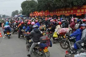 2018春运第二天｜春运拉开序幕 “摩托大军”陆续返乡视频封面