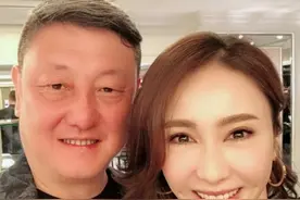 黎姿与韩磊合照神采奕奕 近距离自拍眼睛里有星星图片