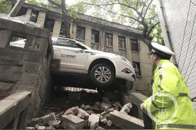 高跟鞋女司机开车撞碎石墩悬半空：一紧张踩油门“飞”了出去图片
