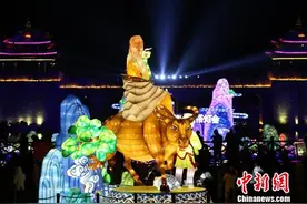 常州东方盐湖城璀璨亮灯点亮“山镇”图片