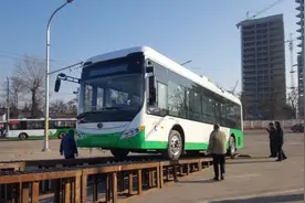 66辆新型双电源无轨电车抵青 无轨电车优势显现图片