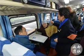 30年春运她从未缺席 今年终于能在除夕夜陪家人过个完整春节图片