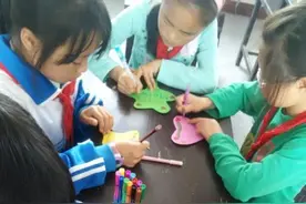 双峰丰稼学校：母亲节卡片传递感恩情图片