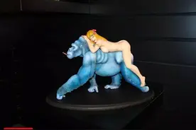 看饲养员赵大叔描绘大猿与娇娃图片