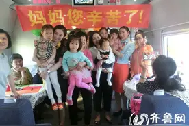 高铁上的母亲节：济铁“高姐”献舞 赠母亲乘客康乃馨图片