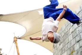 跑酷男孩教你如何两步上墙后空翻，看他做的真是好简单，好轻松！