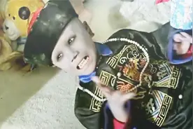 小僵尸还会睡觉吗？醒来见光！他该怎么办？