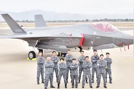 日本F35战斗机开始部署 防卫相引发“军备竞赛”视频封面