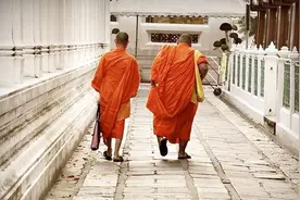 泰国僧人怒批西方游客不文明，还是中国人素质高！视频封面