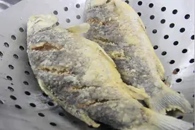 大厨教你在家做黄焖鲫鱼汤，酸辣可口，汤浓味美，讲解详细