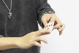 回旋飞牌魔术教程，原来这么简单，泡妞必学小魔术！视频封面
