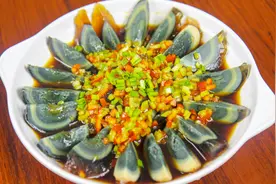 家常菜，双椒皮蛋怎么才能做的和饭店一样好吃，看看厨师长的做法