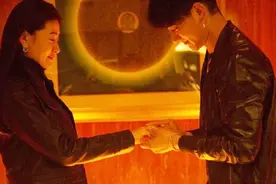 蒲巴甲求婚梁洁成功 晒现场照宣布喜讯：阿切拉嘎 我爱你视频封面