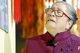 七旬老人招儿子冷漠忽略，回忆老伴引发场上泪奔