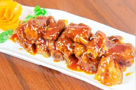 厨师长教你糖醋排骨的家常做法，酸甜可口，讲解清晰，快收藏吧