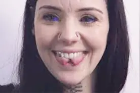 女子为了让自己变得更美，整容将舌头割成两半，让人不可思议