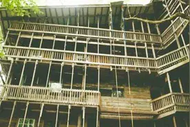 大叔凭借6棵树耗时14年，建造世界最大树屋，住着比别墅还舒服视频封面