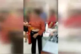 大妈超市偷菜藏裤裆被抓 廋肉小葱塞满裤裆图片