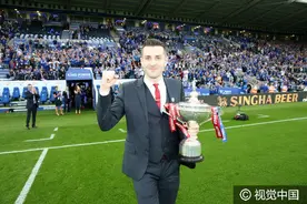 英超第37轮莱斯特城3-1埃弗顿 塞尔比携世锦赛冠军奖杯到场图片