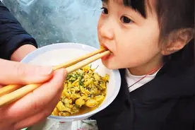这种野菜你吃过吗？农村小哥用它炒鸡蛋，味道好极了！视频封面