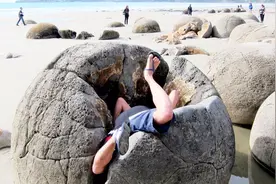 世界上最圆的石头，形成于6500万年前，游客恨不得钻进去探秘视频封面